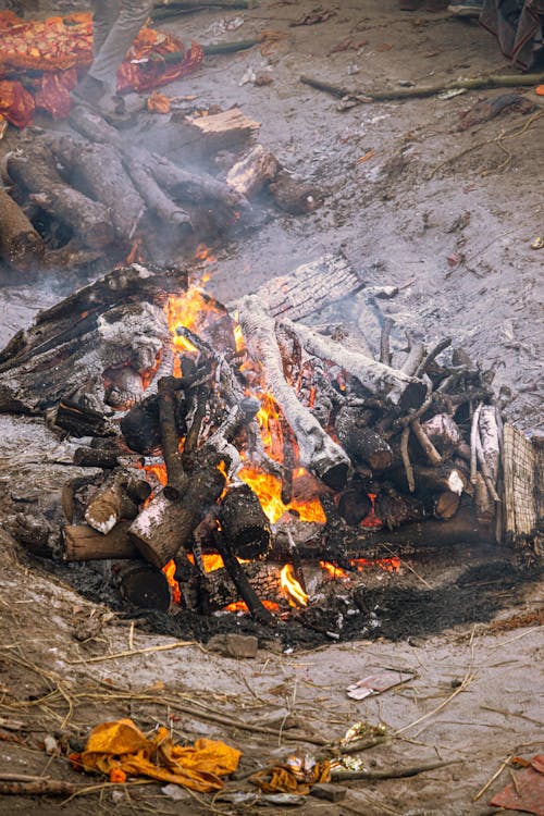 free-photo-of-nehir-kiyisinda-geleneksel-hindu-cenaze-yakma-ritueli